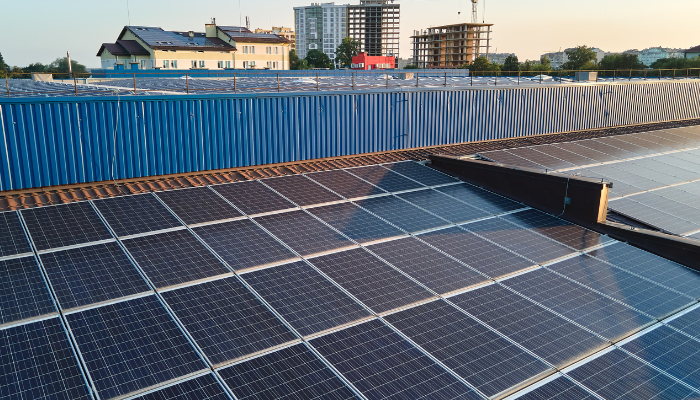 Un conjunto de paneles solares instalados en la azotea de un edificio