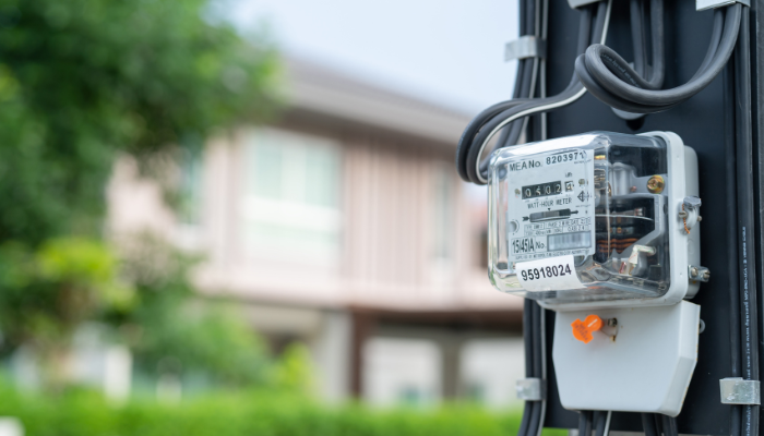 Medidor eléctrico de última generación instalado en un poste, ilustrando la adopción de Medidores Inteligentes en Uruguay.