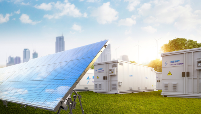 Un panel solar y sistemas de almacenamiento de energía en un entorno urbano, reflejando la evolución tecnológica y la expansión