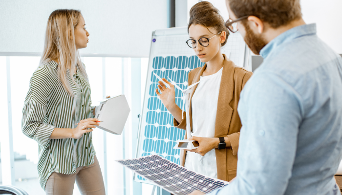 Profesionales analizando paneles solares, ilustrando la planificación de Proyectos Energéticos en Uruguay.