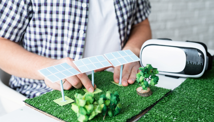 Modelo de paneles solares sobre una maqueta verde