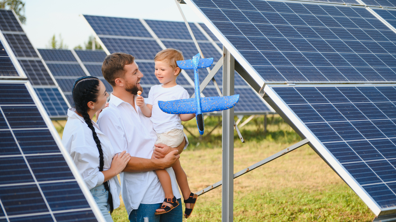 Una familia argentina disfruta en un parque solar mientras el niño sostiene un avión de juguete. La escena refleja un entorno positivo y familiar vinculado a la instalación de paneles solares, destacando el futuro sostenible.