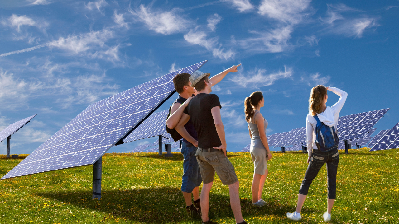 Un grupo de jóvenes observa con interés un campo de paneles solares en plena naturaleza. La frase "orientación e inclinación" sugiere una reflexión educativa sobre el diseño adecuado de estas estructuras.