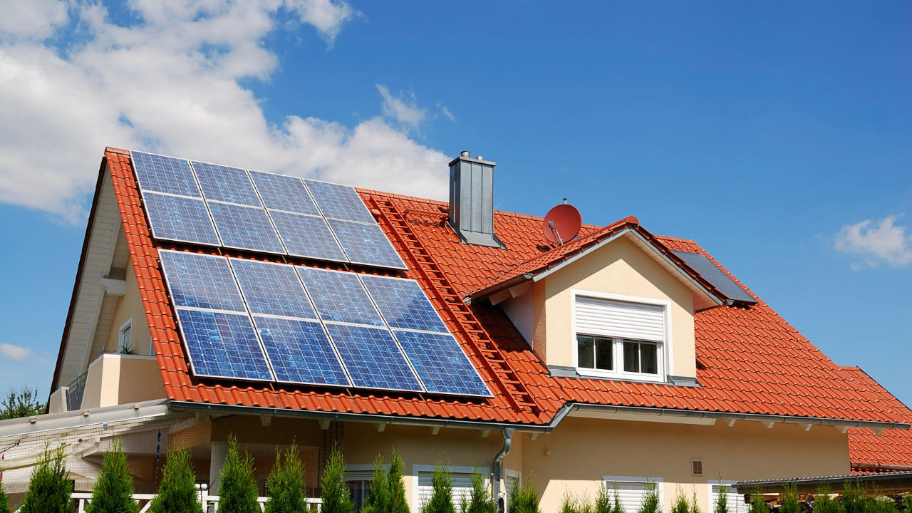 Casa con paneles solares reflejando como funciona la Energía solar fotovoltaica