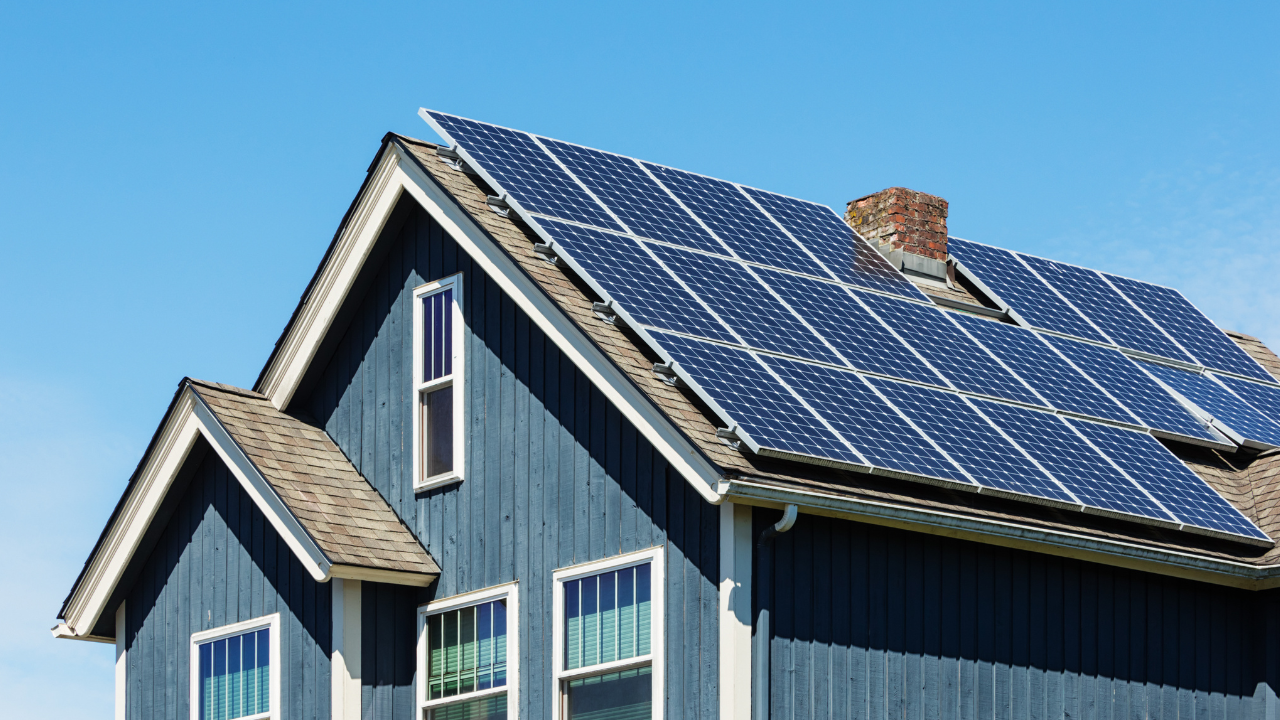 foto representativa de como instalar paneles solares en casa