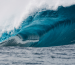Una ola perfectamente formada se eleva en el mar abierto, una muestra impresionante de la fuerza que impulsa la energía undimotriz.