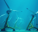 Un parque submarino de turbinas ilustra cómo se aprovecha la energía mareomotriz mediante estructuras innovadoras en el lecho marino.