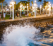 El malecón urbano muestra la fuerza del oleaje, evocando el potencial de la energía mareomotriz en entornos recreativos y costeros.