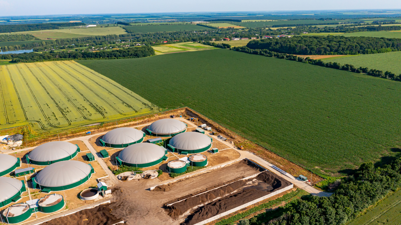 Vista aérea de una planta rural con biodigestores, que resalta el uso eficiente del biogás en zonas agrícolas.