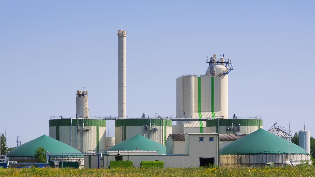 Instalación industrial avanzada con tanques y chimeneas, ilustrando el aprovechamiento tecnológico del biogás.