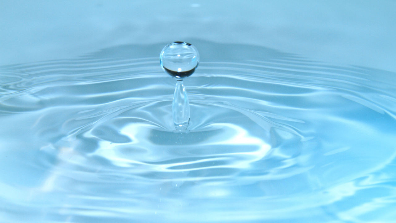 Una gota de agua en suspensión transmite la precisión y armonía del funcionamiento de un sistema microhidro.